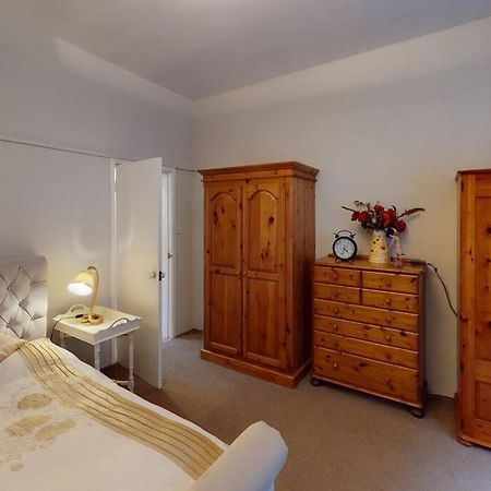 Spacious One Bedroom Flat West Hoathley ภายนอก รูปภาพ