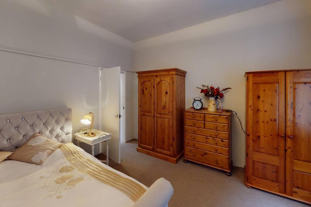 Spacious One Bedroom Flat West Hoathley ภายนอก รูปภาพ