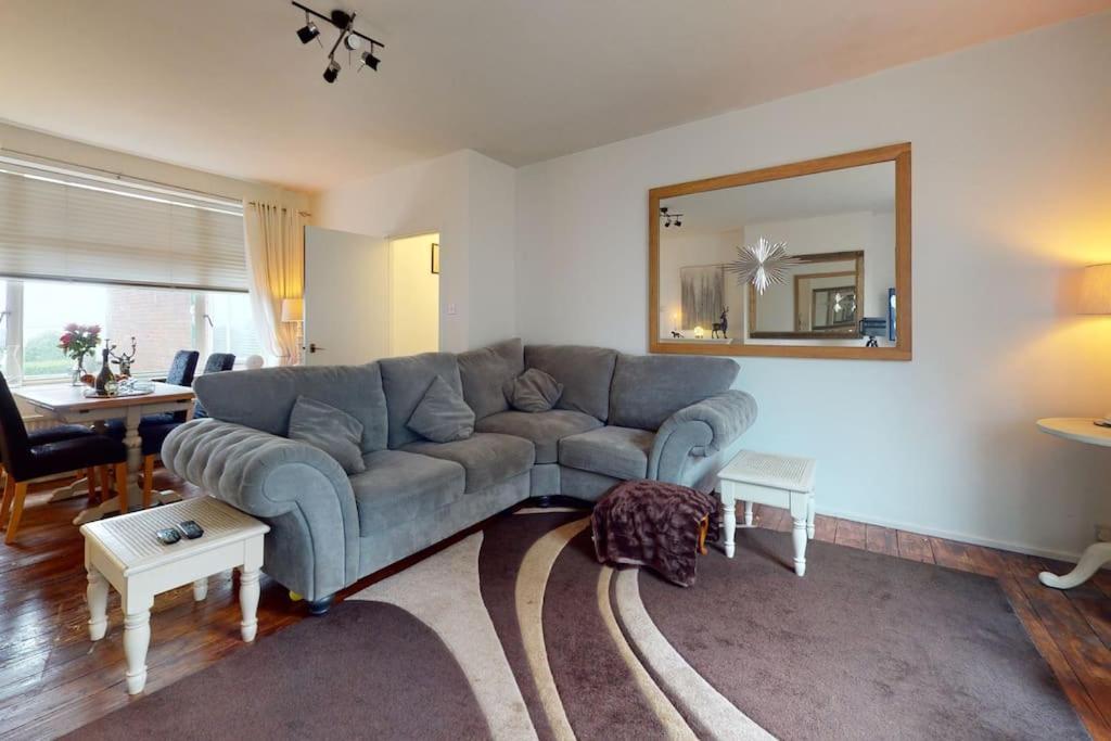 Spacious One Bedroom Flat West Hoathley ภายนอก รูปภาพ