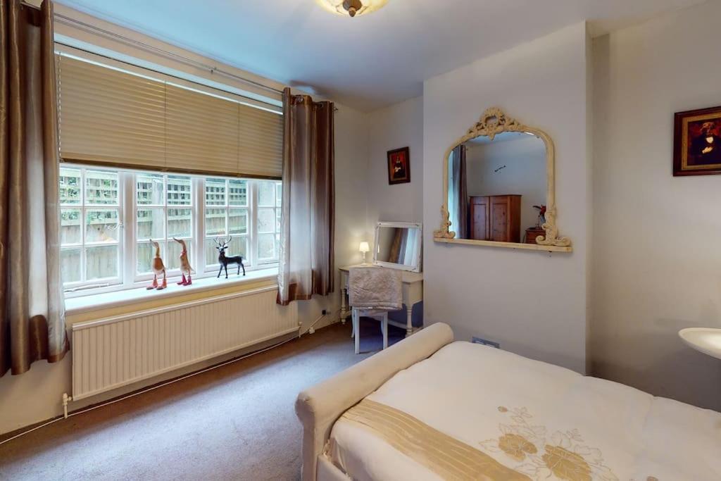 Spacious One Bedroom Flat West Hoathley ภายนอก รูปภาพ